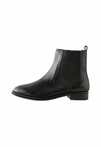Svarta läderankelboots med elastiska sidopaneler, rund tå, minimal sömdetalj och en kort blockklack, designade för enkel användning.