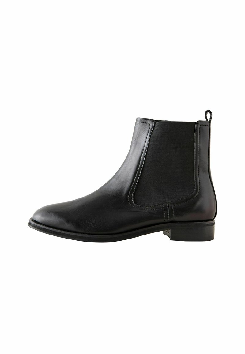 Svarta läderankelboots med elastiska sidopaneler, rund tå, minimal sömdetalj och en kort blockklack, designade för enkel användning.
