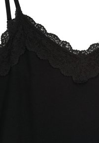 Schwarzes Top mit zarter Spitzenborte am Ausschnitt. Glatte Textur mit dünnen Trägern, die eine figurbetonte Silhouette bieten.