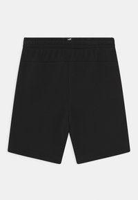 Pantalones cortos deportivos negros con una cinturilla elástica, hechos de un tejido suave y liso. Presentan un diseño simple y estilizado sin patrones.