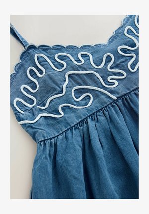 Denimkleit, mille on kokku volditud vöökoht, valgete bordüüriga lainelised jooned ja sakilised rihmad, keskmises sinises toonis. Sujuv tekstuur.