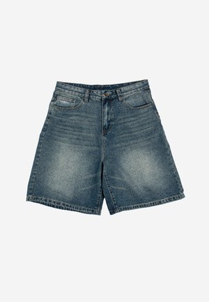 Τζιν σορτς σε μπλε χρώμα με μπροστινές τσέπες, θηλιές για ζώνη και ξεθωριασμένες λεπτομέρειες πλύσης σε απλό φόντο.