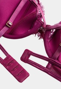  Sujetador burdeos con encaje, copas con relleno, tirantes ajustables y cierre de gancho y ojal. Tejido suave y liso con un diseño elegante.