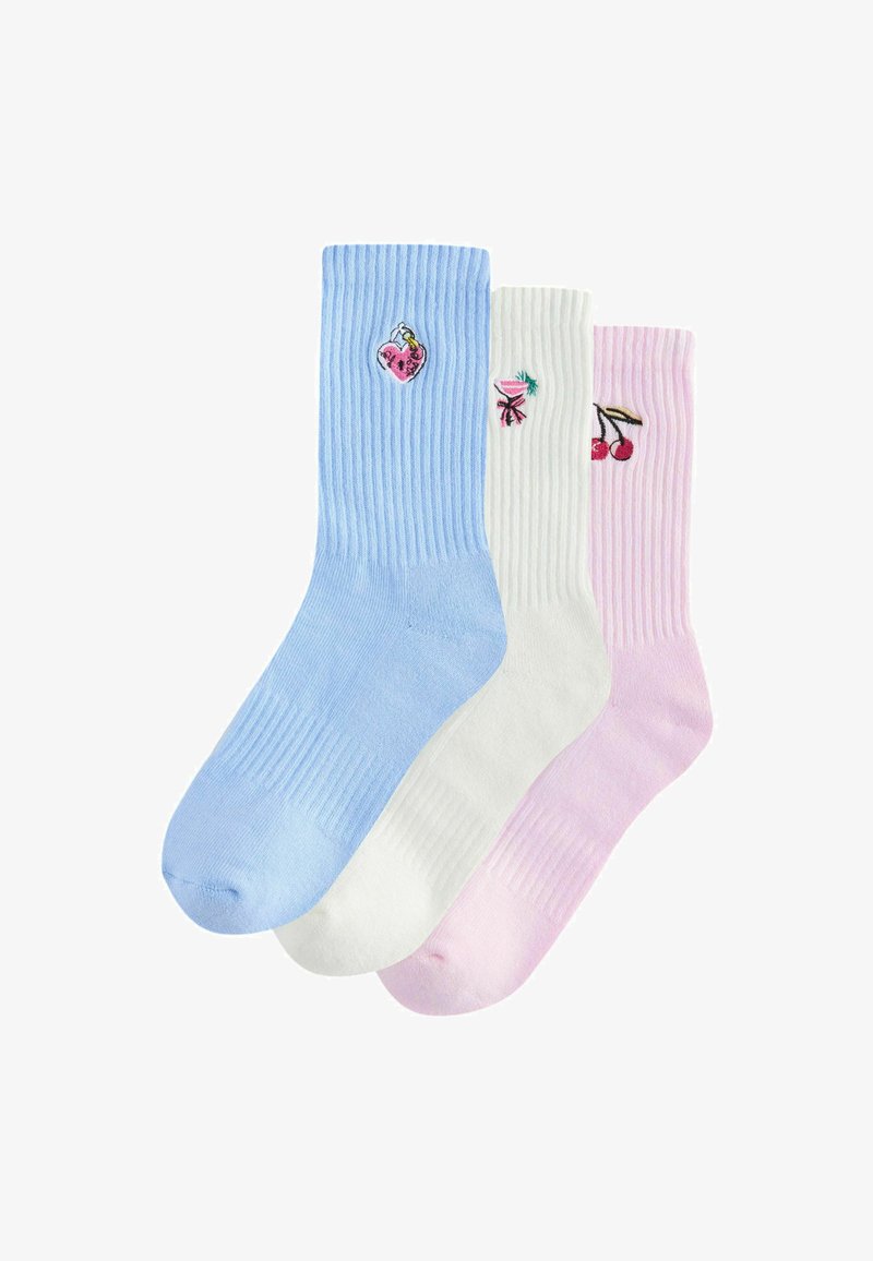 Tre par ribbade strumpor i blått, vitt och rosa, var och en med en liten broderad patch av en dryck eller frukt nära toppen.