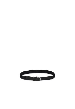 Ceinture en cuir tressé noir avec une boucle métallique argentée et des trous réglables sur fond blanc.