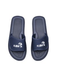 Granatowe gumowe klapki z teksturowaną podeszwą, szerokimi paskami z materiału z białym logo "KUBOTA" i płaską, otwartą konstrukcją.