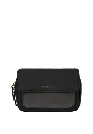 Black Kapten & Son crossbody taske med forlommelåg, guldtonet lynlås og ankerlogo på forsiden i midten.