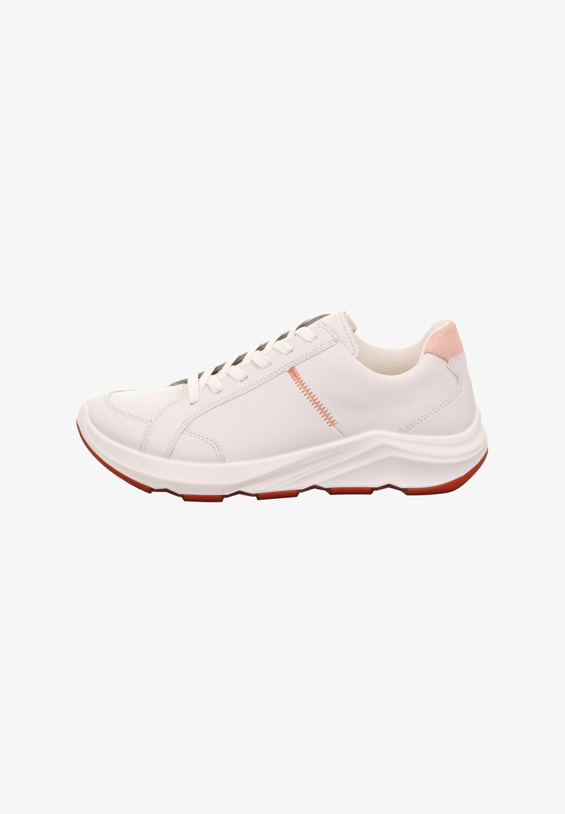 Weiße Sportschuhe mit einer glatten Oberfläche, kontrastierenden orangen Nähten, runder Zehenpartie, sanft rosa Akzent an der Ferse und einer strukturierten Gummisohle.