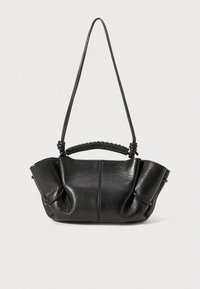 Czarna skórzana torebka z plecioną górną rączką i długim paskiem na ramię, z marszczonym wzorem po bokach.