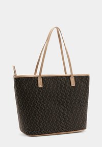 Schwarze gemusterte Tragetasche mit beigen Kunstleder-Akzenten und Griffen. Strukturierte Form, mit offenem oberen Teil und dekorativen Nähtelementen.