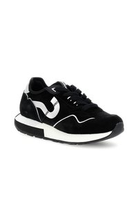 Sneaker atletica bianca e nera con chiusura con lacci, tomaia in suede e mesh, e logo bianco stilizzato sul lato.
