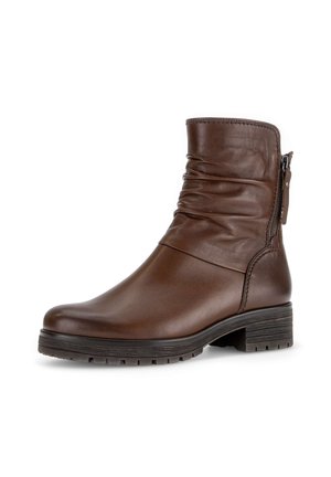 Bottine en cuir marron avec un petit talon empilé, fermeture éclair latérale et léger détail froncé sur la tige, présentée sur fond blanc.