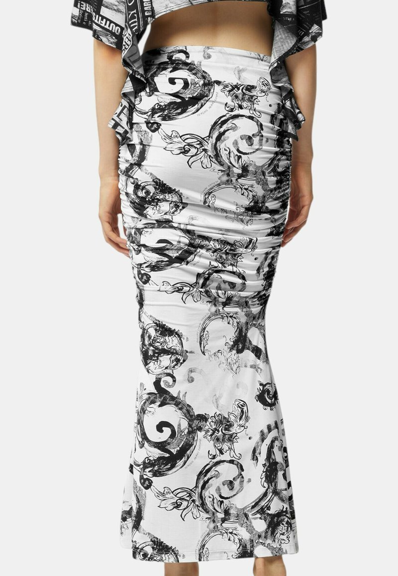 Maxi-Rock mit einem schwarz-weißen, spiralförmigen Muster, aus weichem Stoff gefertigt, mit einem figurbetonten Bund und schichtweise Rüschelementen.