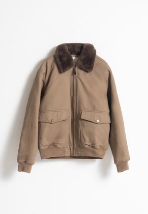 Chaqueta bomber marrón con un cuello de pelaje sintético, dos bolsillos frontales, cierre de cremallera y puños acanalados. Tela suave con un acabado mate.