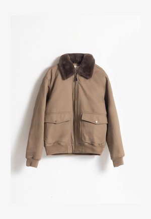 Chaqueta bomber marrón con un cuello de pelaje sintético, dos bolsillos frontales, cierre de cremallera y puños acanalados. Tela suave con un acabado mate.