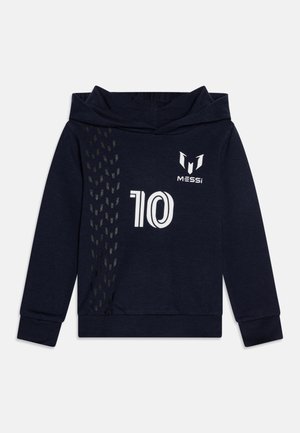 Sweat-shirt à capuche bleu marine en tissu doux, avec une impression texturée noire sur le côté, comprenant les détails blancs "10" et "MESSi".