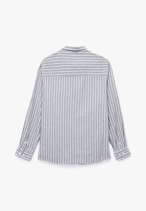 Koszula w paski w kolorze szarym i białym, z długimi rękawami, kołnierzykiem oraz prostym dołem. Materiał wydaje się być strukturalny.