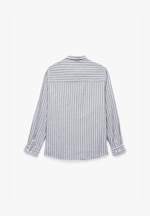 Koszula w paski w kolorze szarym i białym, z długimi rękawami, kołnierzykiem oraz prostym dołem. Materiał wydaje się być strukturalny.