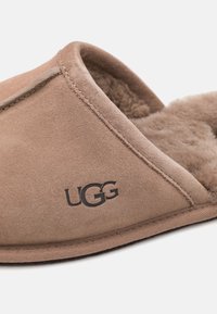 UGG SCUFF - Papucsok - caribou