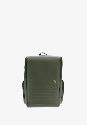 Sac à dos synthétique vert avec une surface lisse, une forme structurée, une poignée de transport en haut et un détail de logo jaune à l'avant.