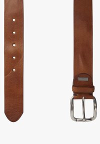 Cintura in pelle marrone con finitura liscia, dotata di cinque fori per la regolazione, una fibbia in metallo argentato e un occhiello in pelle con marchio.