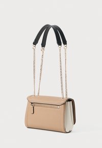 Borsa a mano beige e bianca con una texture liscia, una tasca frontale con zip e doppi manici a catena. Presenta una forma rettangolare strutturata.