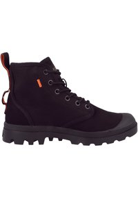Bottes noires mi-hautes en matériau texturé avec un embout en caoutchouc, une semelle robuste et une touche d'orange sur la tirette et le côté.