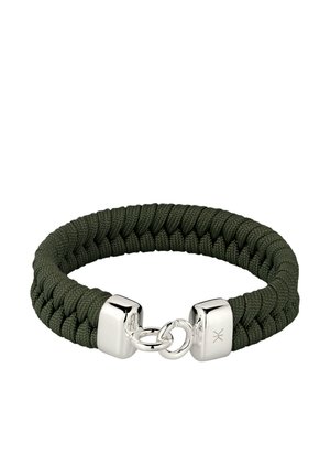 Mørkegrøn flettet reb-armbånd med sølvlukkere forbundet med to ringe på en hvid baggrund.
