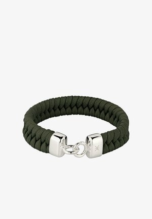 Dunkelgrünes geflochtenes Seilarmband mit silbernen Verschlüssen, die durch zwei Ringe auf weißem Hintergrund verbunden sind.