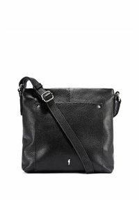 Czarna skórzana torba na ramię o teksturowanej powierzchni, z regulowanym paskiem, srebrnymi akcentami i dwiema przednimi kieszeniami.