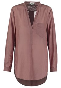 Chemise mauve à manches longues, sans col, avec une patte de boutonnage à mi-chemin, une poche poitrine et un ourlet arrondi pour une coupe décontractée. Texture de tissu lisse.