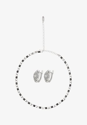 Ezüstszerű nyaklánc fekete díszítéssel, homárkapoccsal összekötve. Tartozik hozzá illeszkedő ezüstkapcsos fülbevaló négyzet alakú kövekkel.