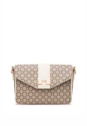 Beige crossbody-tas met een herhalend donker monogrampatroon, witte leren verticale band en een goudkleurige gespsluiting met logodetail.