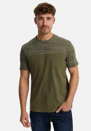 Olive green t-shirt with a textured, striped design on the upper part and a pocket on the left side. Short sleeves, regular fit.