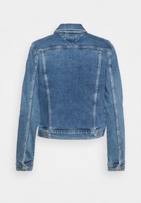 Mörkblå denimjacka med en figurnära design, spetsig krage, lång ärm och sömnadsdetaljer på ryggen och sidorna.
