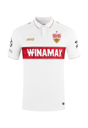 Polo bianco con una banda orizzontale rossa che presenta la scritta "WINAMAX" in grandi lettere bianche. Loghi dorati e un distintivo sul petto. Maniche corte.