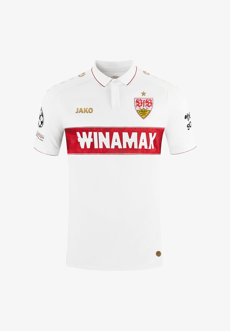 Polo bianco con una banda orizzontale rossa che presenta la scritta "WINAMAX" in grandi lettere bianche. Loghi dorati e un distintivo sul petto. Maniche corte.