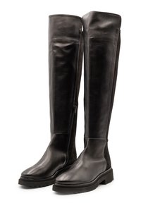 Schwarze kniehohe Stiefel aus Leder mit elegantem Design, ausgestattet mit einem seitlichen Reißverschluss und einer dicken, strukturierten Sohle für Stabilität.