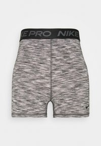 Czarno-szare sportowe spodenki z paskowanym wzorem, elastycznym stanem z napisem „NIKE PRO” oraz małym logo Nike w kształcie łyżwy.