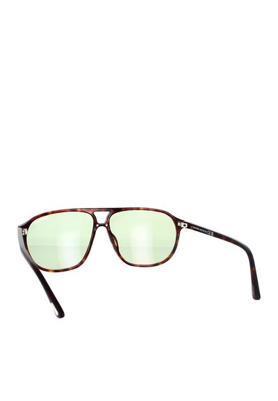 Occhiali da sole tartaruga marrone con montatura squadrata, lenti verdi e accenti metallici. Presentano un design a doppio ponte e aste lisce.