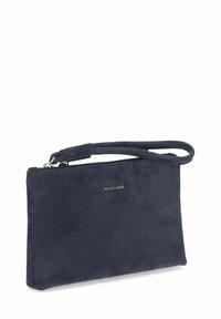 Navy suède clutch tas met een gladde textuur, ritsluiting en een polsband. Voorzien van een metalen logo-accent aan de voorkant.