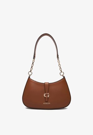 Sac à bandoulière en cuir marron avec des maillons de chaîne dorés sur la sangle et un logo "G" et "GUESS" doré sur le devant.