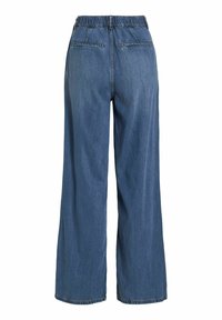 Široke traperice u srednje plavoj nijansi. Imaju elastičnu pojasnicu, dva stražnja džepa i teksturiranu završnu obradu tkanine.