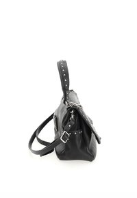 Sac à main en cuir noir avec une finition texturée, une bandoulière cloutée et une forme structurée. Comprend des accessoires en métal argenté et une bandoulière réglable.