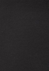 Zwarte ribbelstof met een fijne textuur en verticale lijnen, geschikt voor kleding. Het materiaal lijkt rekbaar en zacht te zijn.