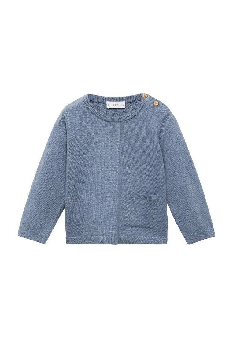 Pulover tricotat albastru cu mâneci lungi, guler rotund, buzunar mic pe partea stângă și trei butoane decorative pe umărul drept.