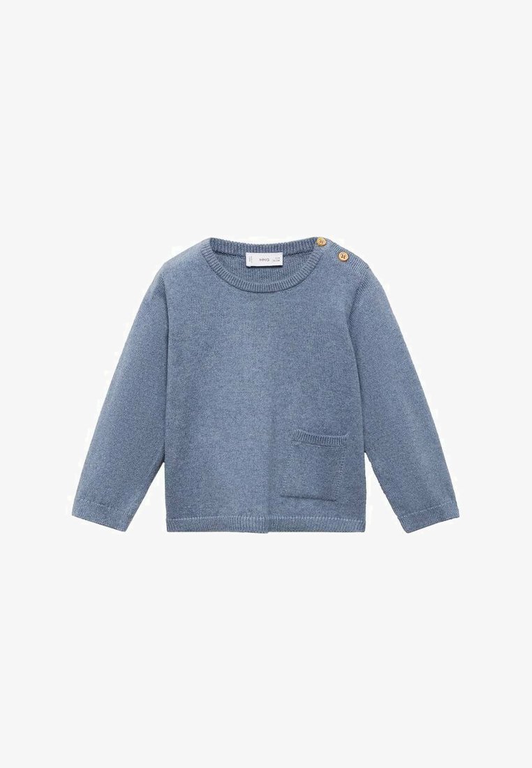 Pull en tricot bleu avec des manches longues, un col rond, une petite poche à gauche et trois boutons décoratifs sur l'épaule droite.