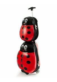 Valigia rotolante progettata come una coccinella, con una finitura rossa e nera lucida, grandi occhi, macchie nere circolari e un manico retrattile.