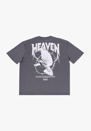 T-shirt in cotone grigio con una grande grafica bianca di una colomba e la parola "HEAVEN" in lettere grassetto, con un design circolare di spine.