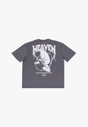 Hallis halli puuvillane T-särk, millel on suur valge graafika tuvide ja sõna "TAEVAS" rasvases kirjas koos ümmarguse okkadekujundusega.